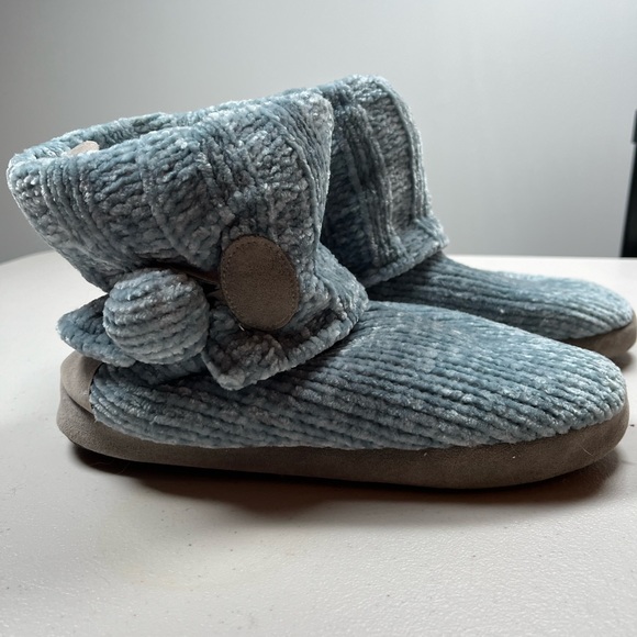 Muk Luks Blue Textured Women's Slippers, size 7-8. - Picture 3 of 5